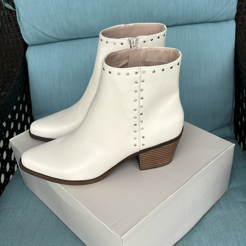 New Nordstrom Rack ivory, color, ankle booties. studded accents, Size 10.